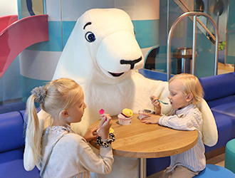 與我們的吉祥物海豹Harry來一個波羅的海之約吧！