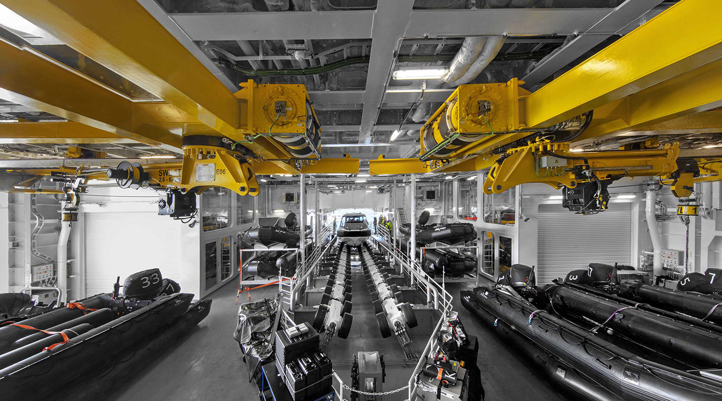 配備探險機艙 維京探險輪內部設 “The Hangar” ( 中文英譯 探險機艙 )  可以安排內艙登船 , 衝鋒挺或是 軍用12座鋁製遠洋特種作戰衝鋒船都可於尾端85尺-foot滑行道 Slipway下水 , 可以避免上下船的風險 ! 