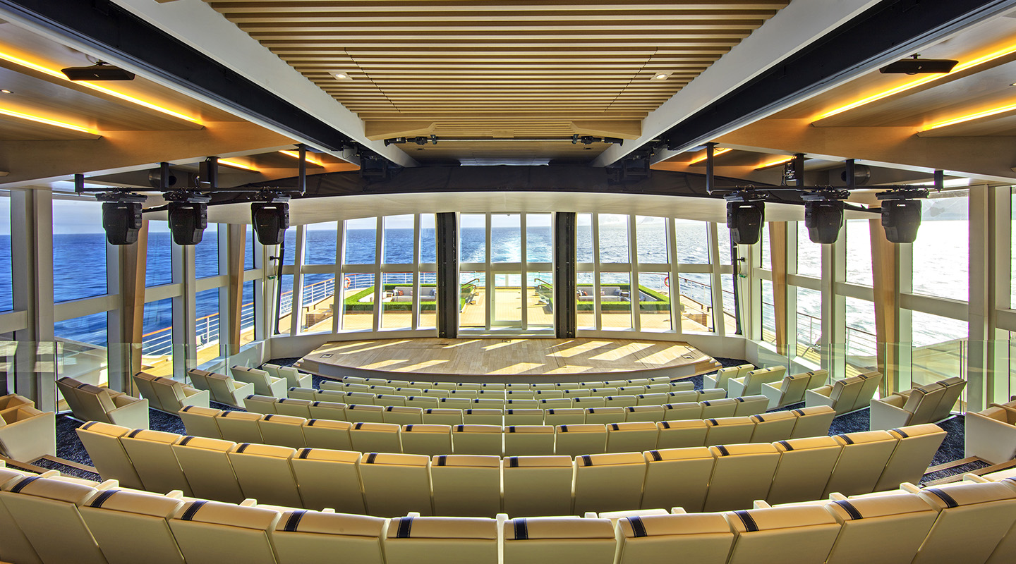 高科技探險廳 270度開闊景致的高科技探險廳稱為 “ The Aula“, 當螢幕自動掀起後您可看到透光的的雙層厚玻璃窗 , 就可以在享受暖氣的同時欣賞“極地壯麗風景”