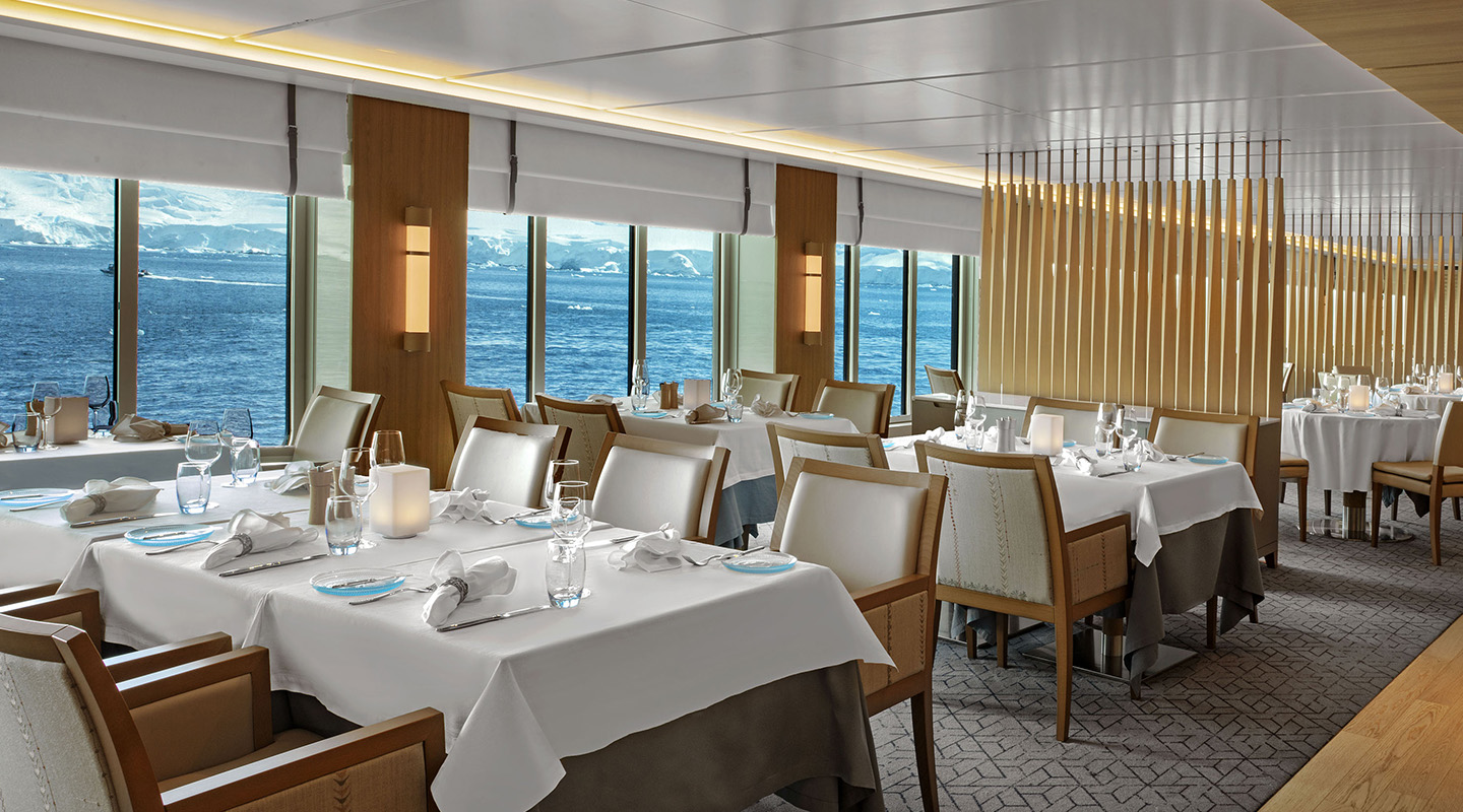 多樣化餐廳 除了精緻的主餐廳 以及高檔的牛排館, 更提供了全新的極地開放式廚房餐飲 、海鮮壽司國際Buffet、北歐媽媽、挪威傳統下午茶咖啡屋等多樣化餐飲。